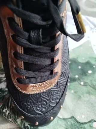 Zapatillas negras y doradas