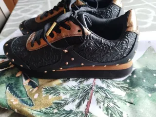 Zapatillas negras y doradas