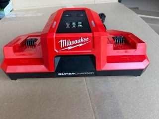 Caricabatterie Milwaukee M18 DBSC SUPER RAPIDO