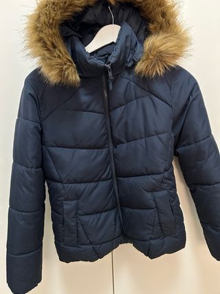 Abrigo azul marino con capucha