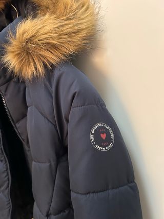 Abrigo azul marino con capucha