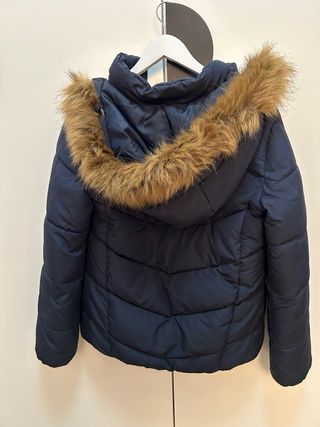 Abrigo azul marino con capucha