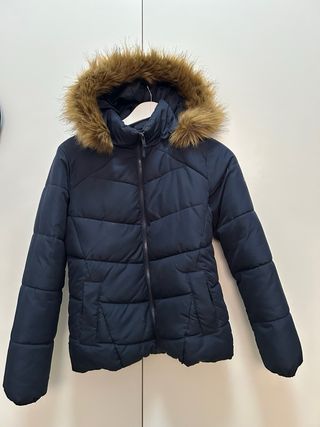 Abrigo azul marino con capucha