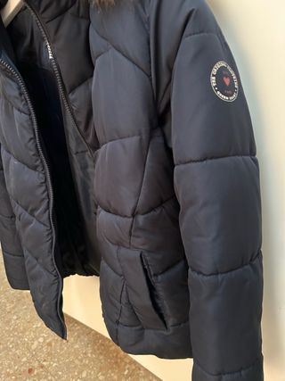 Abrigo azul marino con capucha