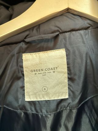 Abrigo azul marino con capucha