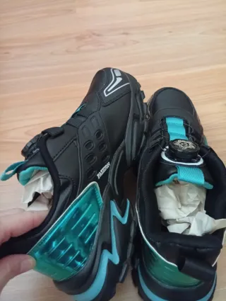 Zapatillas deportivas negras talla 40. Sin estreno