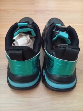 Zapatillas deportivas negras talla 40. Sin estreno