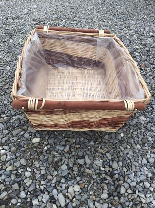 Cesto in vimini e legno