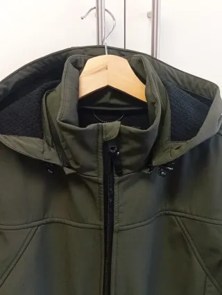Chaqueta verde militar con capucha