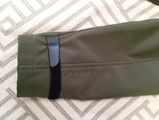 Chaqueta verde militar con capucha