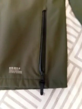 Chaqueta verde militar con capucha