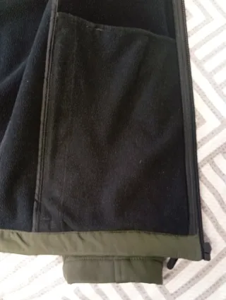 Chaqueta verde militar con capucha