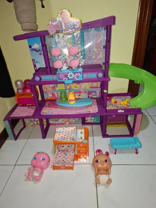 Casa Bellies con 2 muñecas