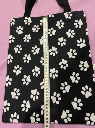 Bolso de mano con huellas de perro