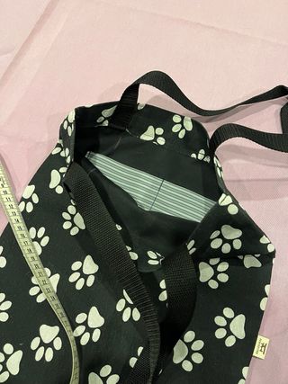 Bolso de mano con huellas de perro