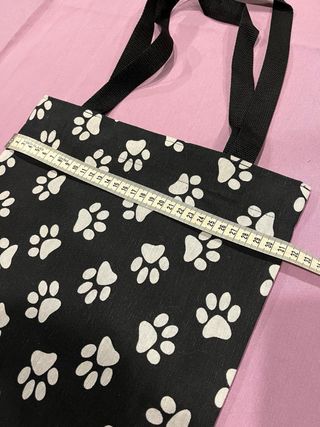 Bolso de mano con huellas de perro