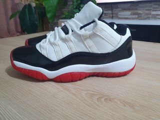 Jordan 11 Retro Low. -T37