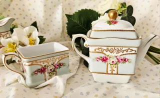 Teiera con tazza di Meander BV in porcellana