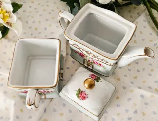 Teiera con tazza di Meander BV in porcellana