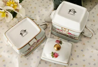 Teiera con tazza di Meander BV in porcellana