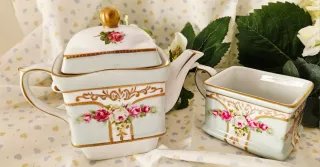 Teiera con tazza di Meander BV in porcellana