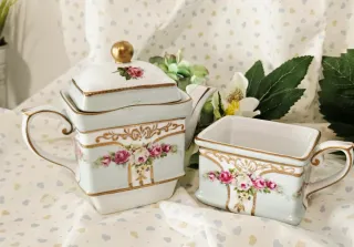 Teiera con tazza di Meander BV in porcellana