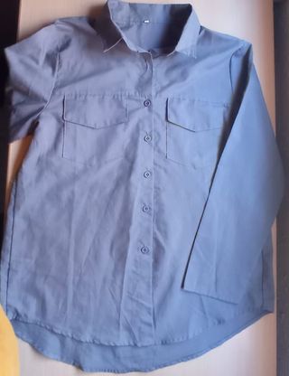 Camisa gris con bolsillos