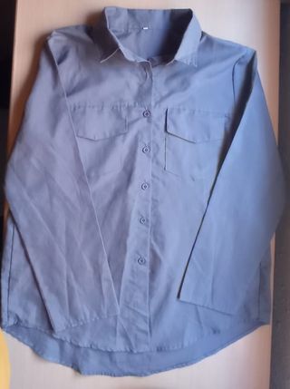 Camisa gris con bolsillos