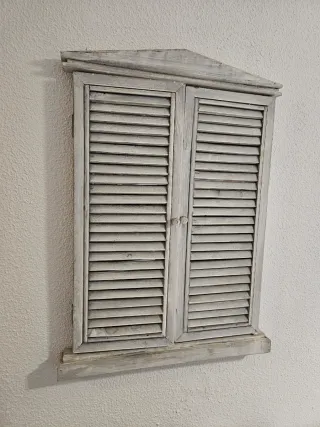 Specchio di ingresso con porte in legno