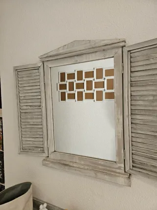 Specchio di ingresso con porte in legno