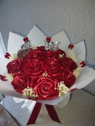 Ramo de rosas rojas con coronas