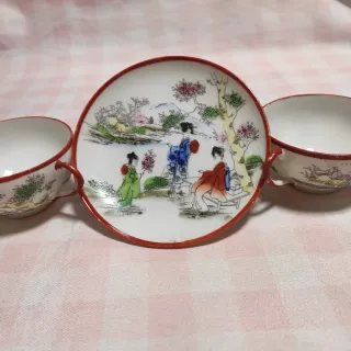 Vecchie tazze di porcellana con design