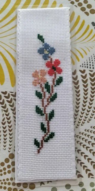 Marcador de libro. Punto de Cruz Flores. NUEVO.