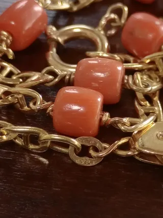 Collar Oro 18 kilates con coral