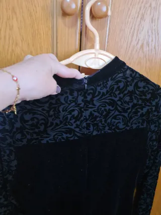 Vestido negro terciopelo con mangas estampadas