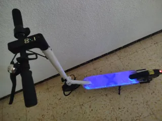 Patinete eléctrico con luces LED