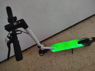 Patinete eléctrico con luces LED