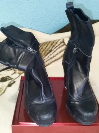 Elegantes Botas Negras de Cuero Enterprise Talla39