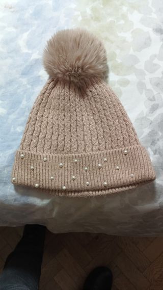 Gorro de lana con pompón y perlas