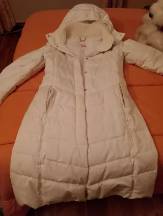 Anorak blanco con capucha de la firma Mango