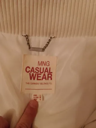 Anorak blanco con capucha de la firma Mango