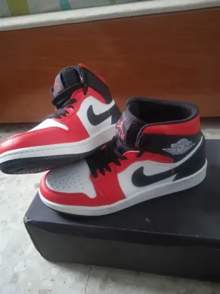 Nike Air Jordan Mid Rojas y Blancas