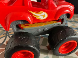Coche Blaze y el Monster Machines. Con sonidos.