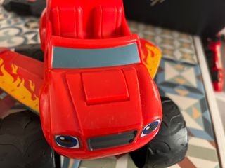 Coche Blaze y el Monster Machines. Con sonidos.