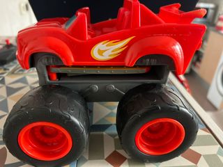 Coche Blaze y el Monster Machines. Con sonidos.