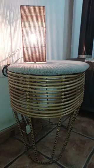 Mesita auxiliar restaurada ratán y tela