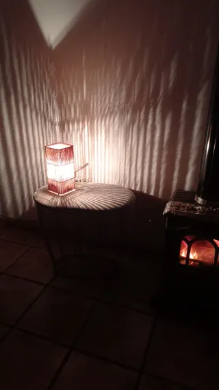 Mesita auxiliar restaurada ratán y tela