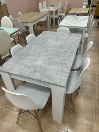 Mesa extensible gris de madera + 6 sillas blancas
