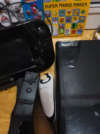 Nintendo Wii U Negra + Juegos y Mandos.