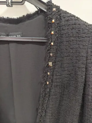 Blazer Zara Negro Talla S con Tachuelas